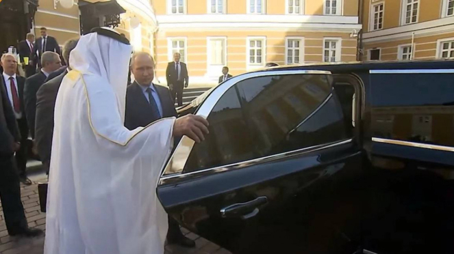 Presiden Rusia pamer mobil baru ke Pangeran Abu Dhabi.