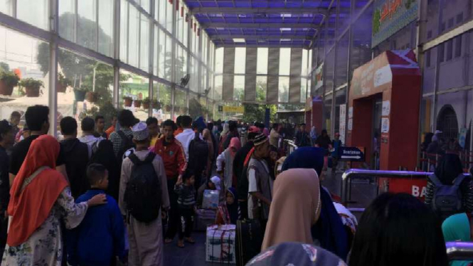 Ilustrasi suasana pemudik di Stasiun Senen Jakarta Pusat.
