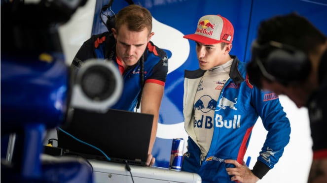 Pembalap Repsol Honda, Marc Marquez, saat jajal mobil F1