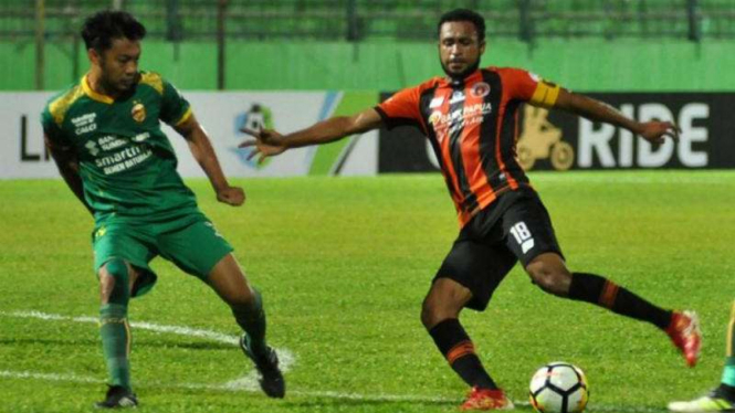 Pertandingan Liga 1 antara Perseru Serui kontra Sriwijaya FC