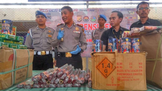 Kepala Polresta Banda Aceh, Ajun Komisaris Besar Polisi Trisno Riyanto, memperlihatkan barang bukti mercon berbahan peledak yang disita dari seorang disitributor di kota itu pada Rabu, 6 Mei 2018.