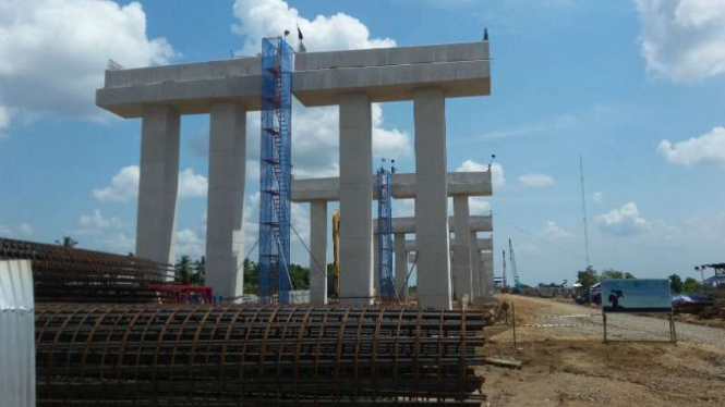 Pengerjaan proyek Jalan Tol Kayu Agung-Palembang-Betung atau Kapal Betung di titik Kecamatan Pemulutan, Kabupaten Ogan Ilir, pada Mei 2018.
