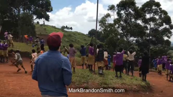 Brandon Smith dan anak-anak di Uganda.