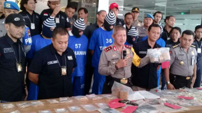 Polisi memperlihatkan para tersangka komplotan perampok dan barang bukti puluhan kilogram emas hasil kejahatan mereka di Markas Polda Jawa Tengah di Semarang pada Rabu, 6 Juni 2018.