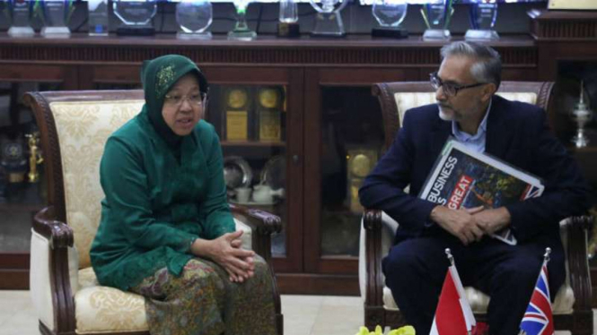 Dubes Inggris Moazzam Malik saat bertemu Risma di Surabaya, Jawa Timur.