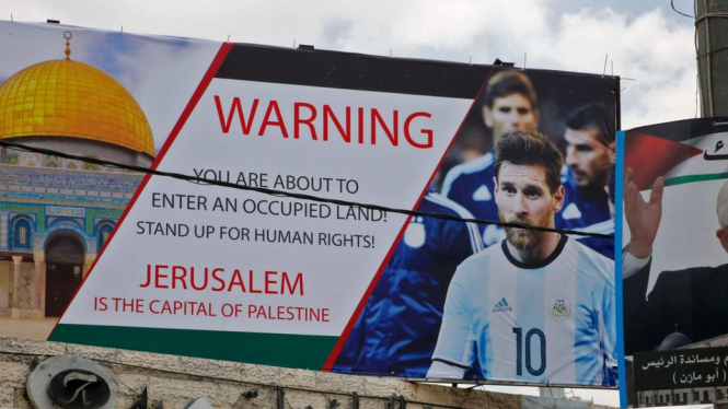 Lionel Messi terpampang dalam reklame di Tepi Barat, menyindir laga persahabatan antara Argentina dan Israel. - AFP