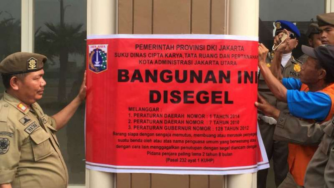 Penyegelan bangunan di pulau reklamasi B dan D. 