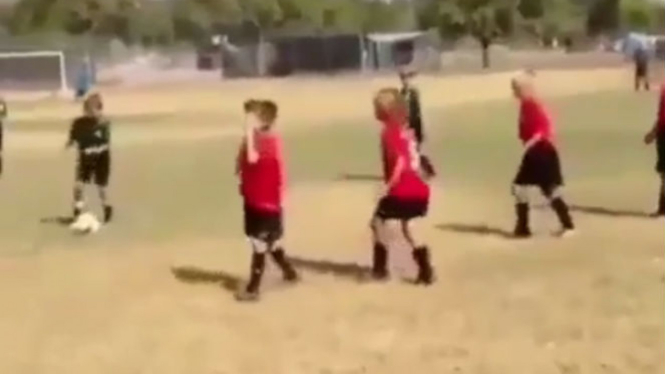 Main sepakbola anak-anak.