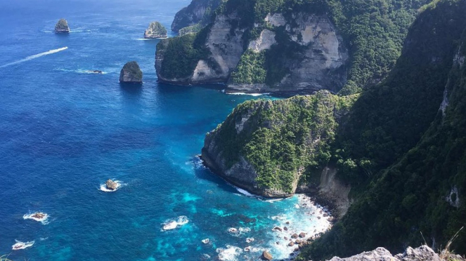 Indahnya panorama Saren Cliff Point Nusa Penida.