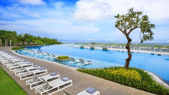 Kolam renang Renaissance Bali Uluwatu Resort and Spa