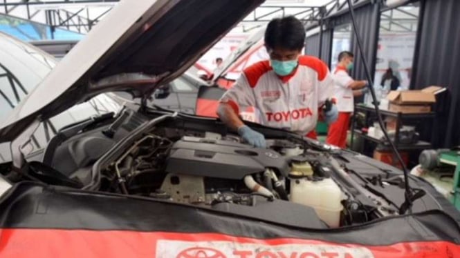 Teknisi sedang melakukan servis mobil Toyota