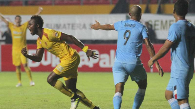 Pemain Sriwijaya FC, Mahamadou Ndiaye (kiri) rayakan gol ke gawang Persela