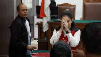 Isak Tangis Jennifer Dunn saat Bacakan Pembelaan