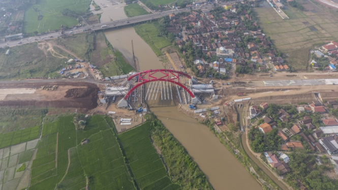 Pembangunan jembatan Kali Kuto proyek Tol Batang- Semarang 