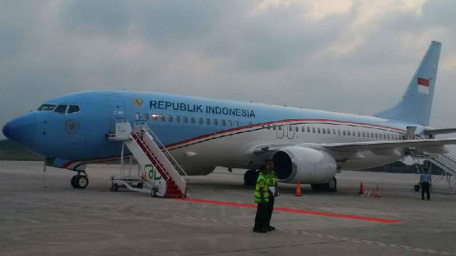 Pesawat Kepresidenan mendarat di Bandara baru Ahmad Yani, Semarang,  Jawa Tengah