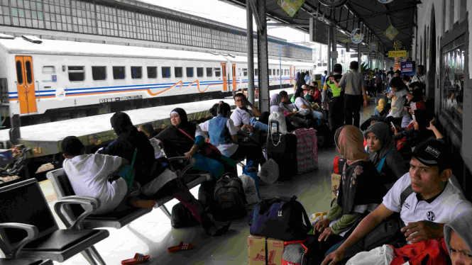 Lonjakan penumpang di Stasiun Pasar Senen