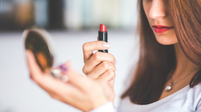 Wanita yang pakai make up untuk bekerja berpotensi dibayar lebih tinggi