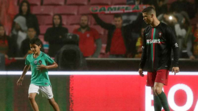 Kapten Portugal, Cristiano Ronaldo, bersama sang anak.