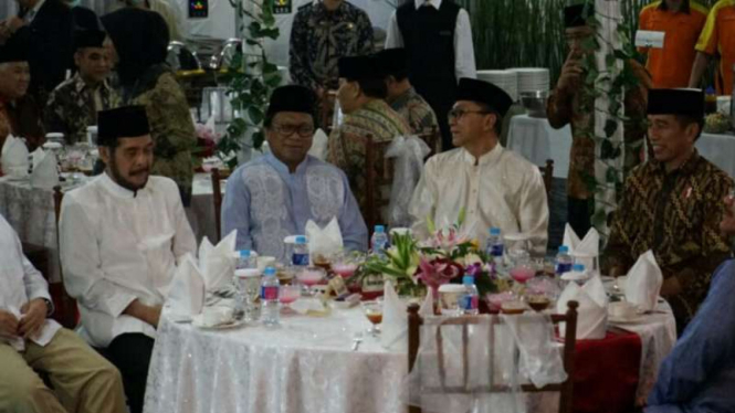 Presiden Joko Widodo dan Zulkifli Hasan di acara buka bersama.