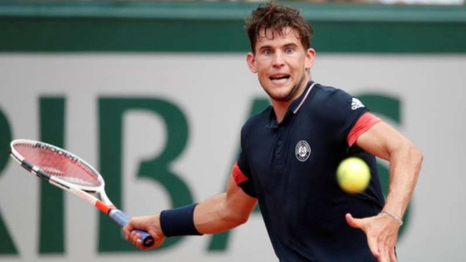 Aksi petenis dunia, Dominic Thiem di French Open 2018.