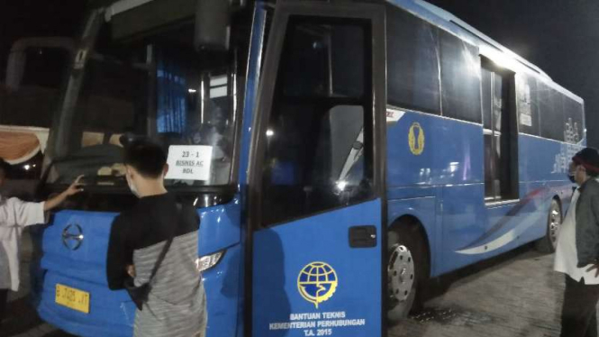 Bus Damri nyangkut di kapal di Pelabuhan Merak