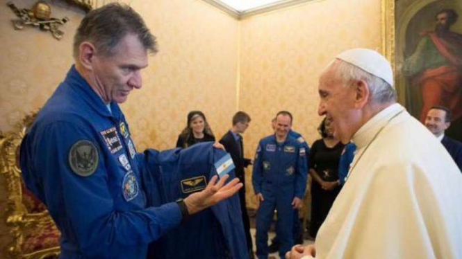 Paus saat menerima kedatangan para astronot.
