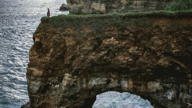 Unik Dan Indahnya Pantai Karang Bolong Pacitan Jawa Timur Viva