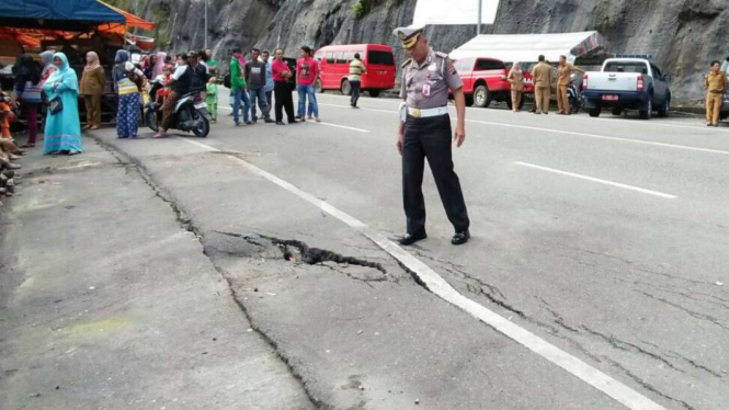 Waspada, Bahu Jalan di Jalur Mudik Kelok 9 Retak