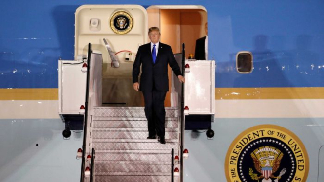 Presiden Amerika Serikat, Donald Trump tiba di Pangkalan Udara Paya Lebar, Singapura untuk bertemu Kim Jong-Un