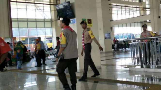 Pramuka turut amankan arus mudik di Terminal Pulogebang, Jakarta Timur.
