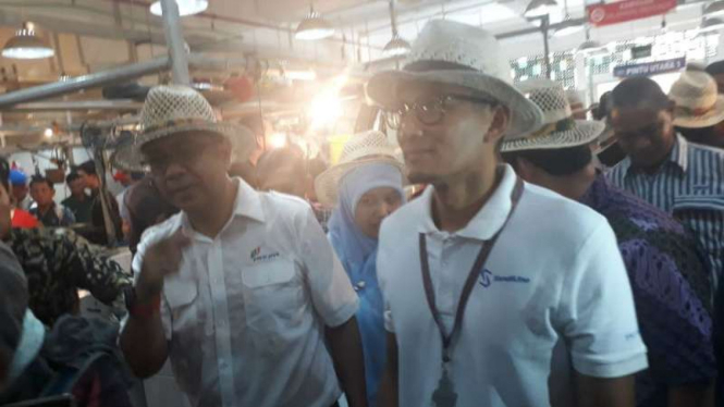 Wakil Gubernur Sandiaga Uno  menyambangi Pasar Senen Blok III di Senen, Jakarta.