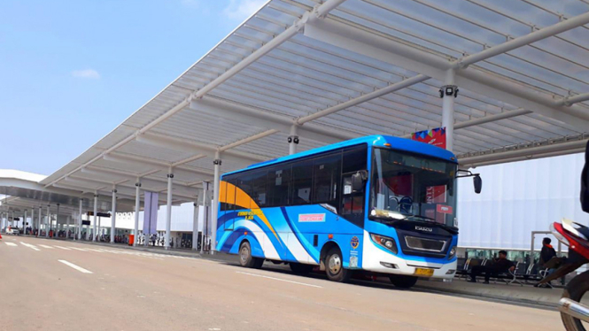 Bus Trans Semarang di Bandara Achmad Yani
