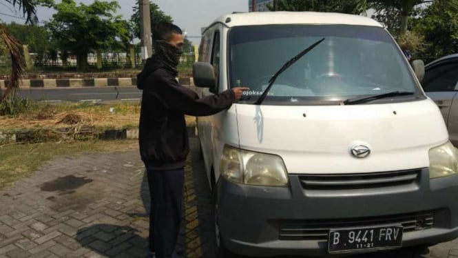 Mobil operasional perusahaan jasa ekspedisi korban pelemparan batu jembatan penyeberangan orang di di Tol Jagorawi Minggu dini hari, 10 Juni 2018.