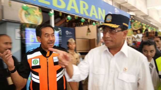Menteri Perhubungan Budi Karya Sumadi saat memantau arus mudik di Bandara Halim