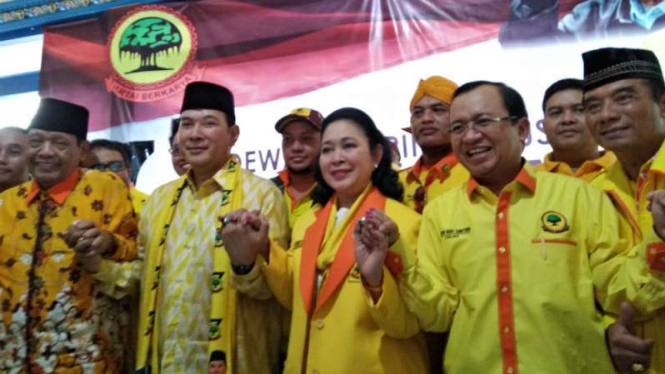 Siti Hediati Hariyadi (kedua dari kanan) dalam deklarasi bersama para petinggi Partai Berkarya pimpinan Tommy Soeharto di Kemusuk, Kabupaten Bantul, DI Yogyakarta.