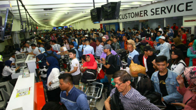 Ribuan pemudik antre masuk ke dalam terminal untuk check in di Bandara Soetta