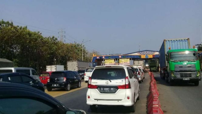 Kendaraan pemudik masuk di Gebang Tol Manyaran Semarang pada Senin, 11 Juni 2018