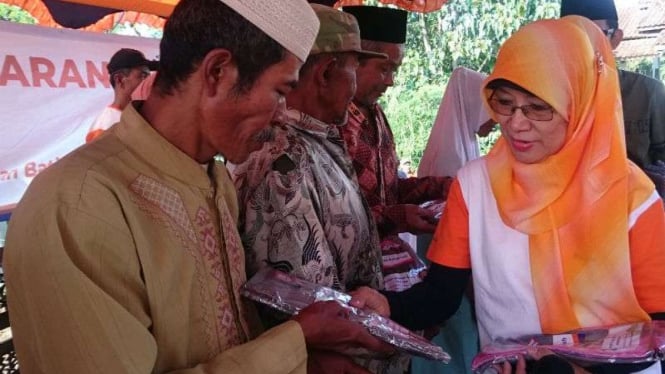 Bakrie Amanah menyalurkan santunan dan pembagian sarung kepada dua ribu warga Kecamatan Cilawu, Kabupaten Garutm, Jawa Barat, pada Senin, 11 Juni 2018.
