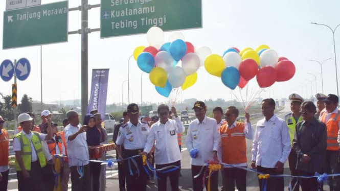 Gubernur Sumatra Utara Tengku Erry Nuradi meresmikan Jalan Tol Medan-Kualanamu-Tebing Tinggi Seksi 1 Tanjung Morawa-Parbarakan pada Senin, 11 Juni 2018.