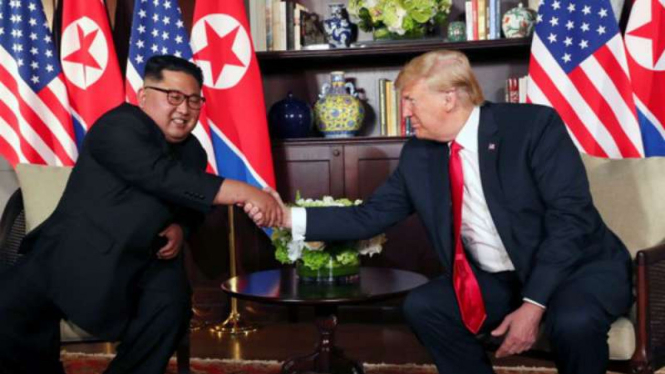 Presiden AS Donald Trump berjabat tangan dengan Pemimpin Korut Kim Jong Un