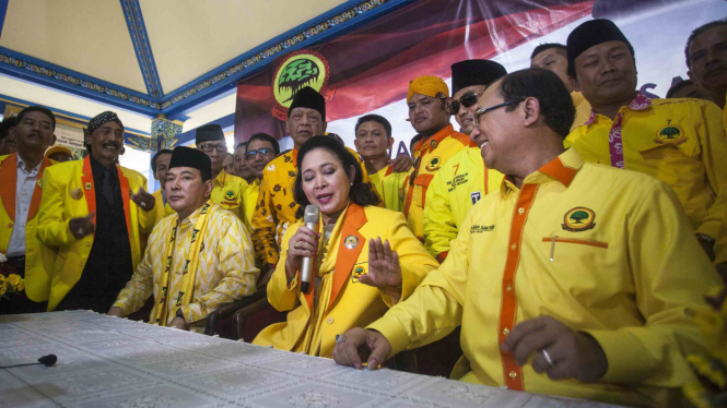 Siti Hediyati Hariyadi atau Titiek Soeharto (tengah)