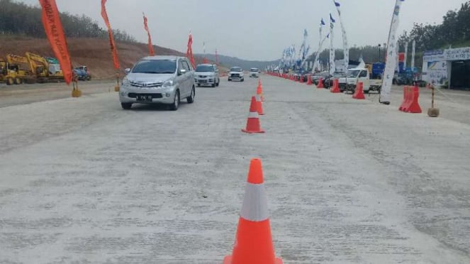 Lalu Lintas di Tol Fungsional Batang-Semarang Dan Situasi Rest Area. 