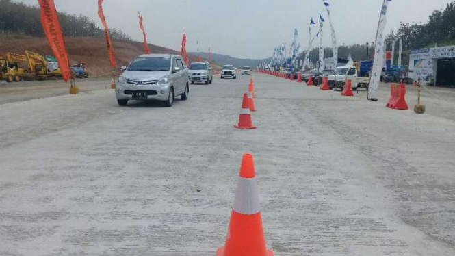 Lalu lintas di tol fungsional Batang-Semarang dan situasi rest area. 