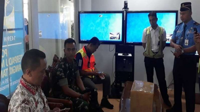 Serda Nanda Satrya (duduk tengah) anggota TNI yang becanda bom di pesawat