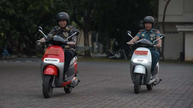 Ignasius Jonan dan Mayjen TNI Marinir Suhartono test ride motor listrik Viar