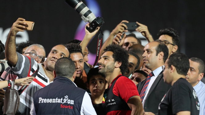 Pemain andalan Timnas Mesir, Mohamed Salah jadi buruan swafoto