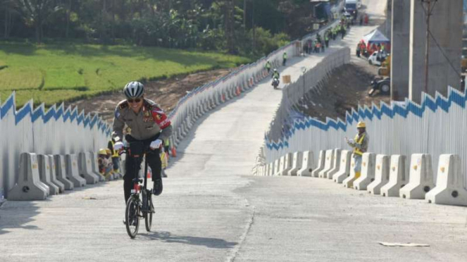 Irjen Royke Lumowa menjajal tanjakan Tol Salatiga pakai sepeda.