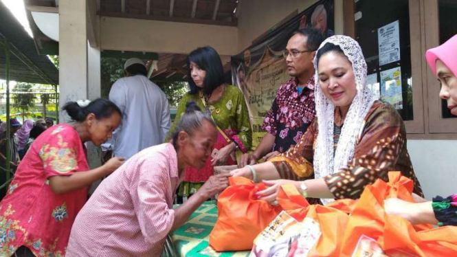 Siti Hediati Hariyadi alias Titiek Soeharto yang kini bergabung dengan Partai Berkarya membagi-bagikan sembako Kulonprogo dan Bantul pada Selasa, 12 Juni 2018.