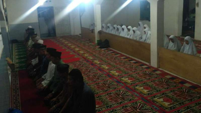 Jemaah Tarekat Naqsabandiyah melaksanakan takbiran menyambut Idul Fitri di Masjid Baitul Makmur, Kota Padang, Sumatra Barat, pada Selasa, 12 Juni 2018.