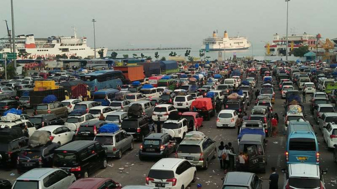Antrean kendaraan pemudik di Pelabuhan Merak, Banten.